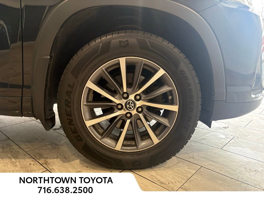 Used 2017 Toyota Highlander XLE AWD/4WD image 8