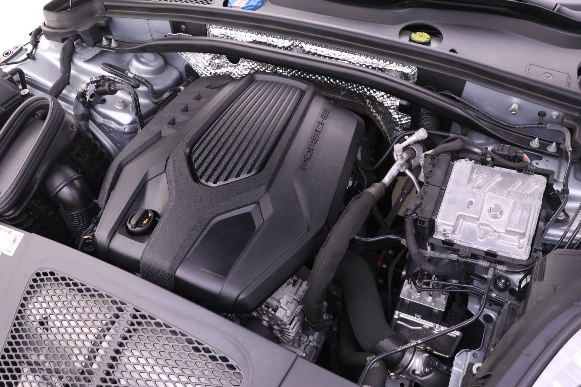 Certified 2024 Porsche Macan image 24