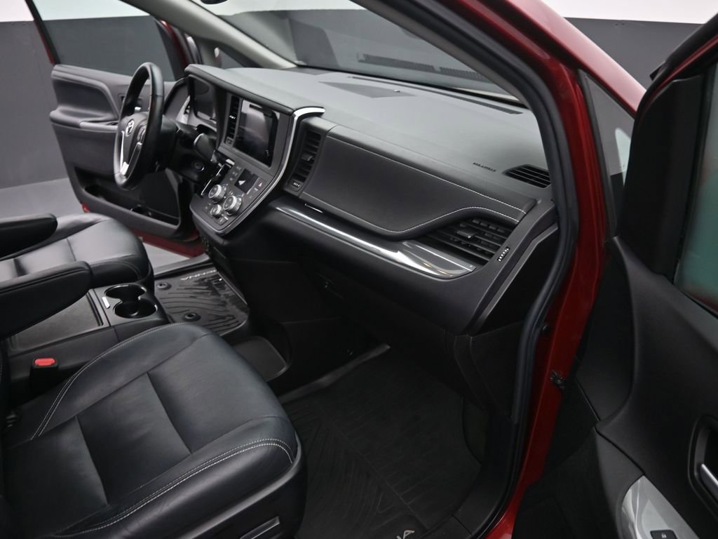 Used 2015 Toyota Sienna SE image 19