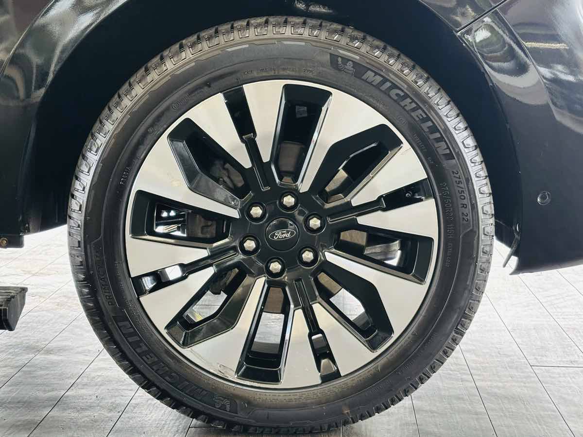 Used 2025 Ford Expedition Platinum w/ Driver's Package AWD/4WD image 23