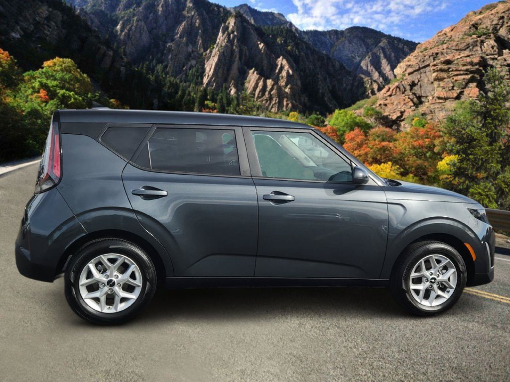 Used 2025 Kia Soul LX FWD image 2