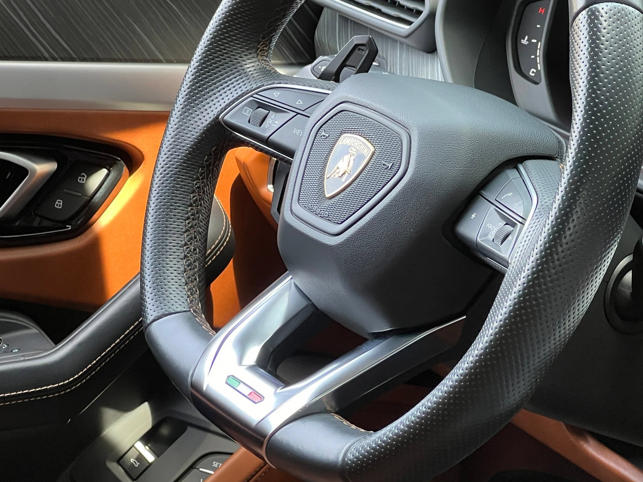 Used 2019 Lamborghini Urus AWD/4WD image 24