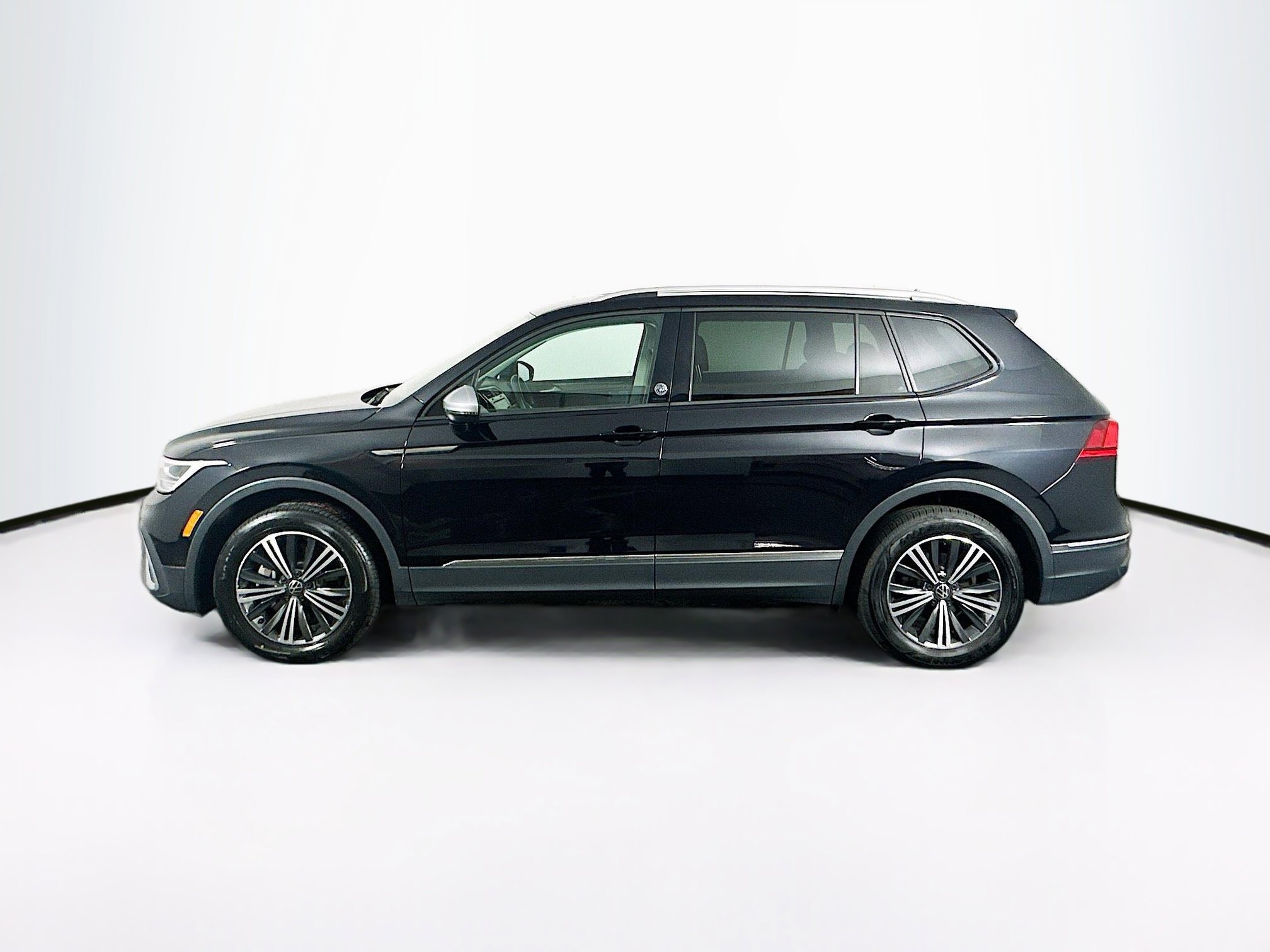 Used 2024 Volkswagen Tiguan SE image 4