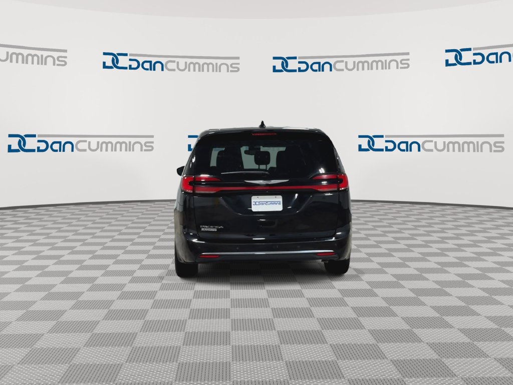 Used 2023 Chrysler Pacifica Touring-L FWD image 8