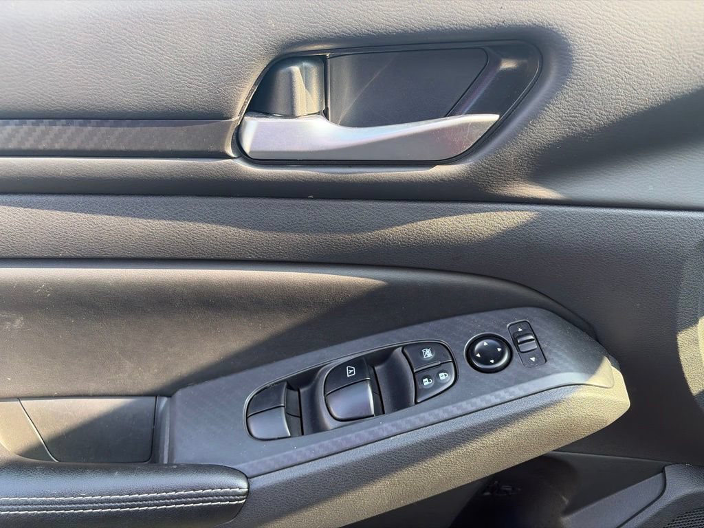 Used 2025 Nissan Altima 2.5 SV FWD image 21