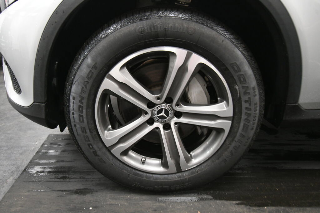 Used 2019 Mercedes-Benz GLC 300 4MATIC image 34