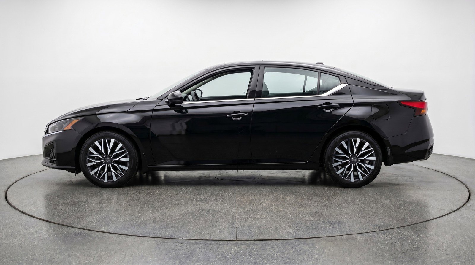 Used 2025 Nissan Altima 2.5 SV FWD image 5