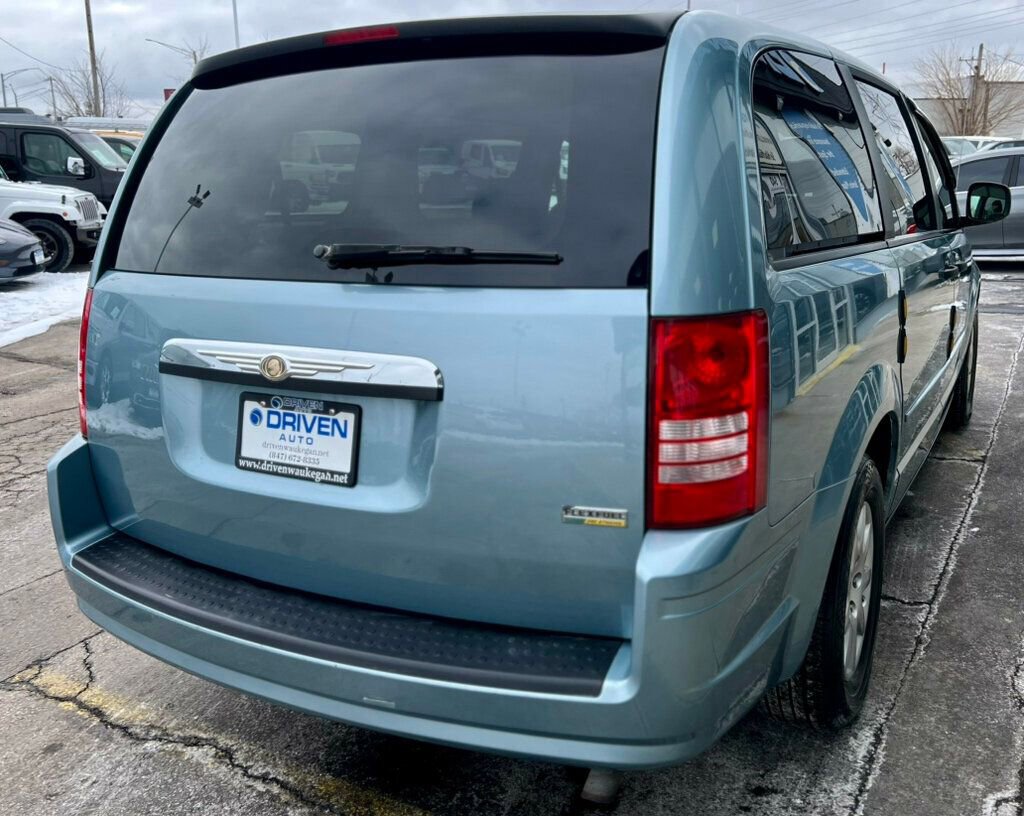 Used 2008 Chrysler Town & Country LX image 28