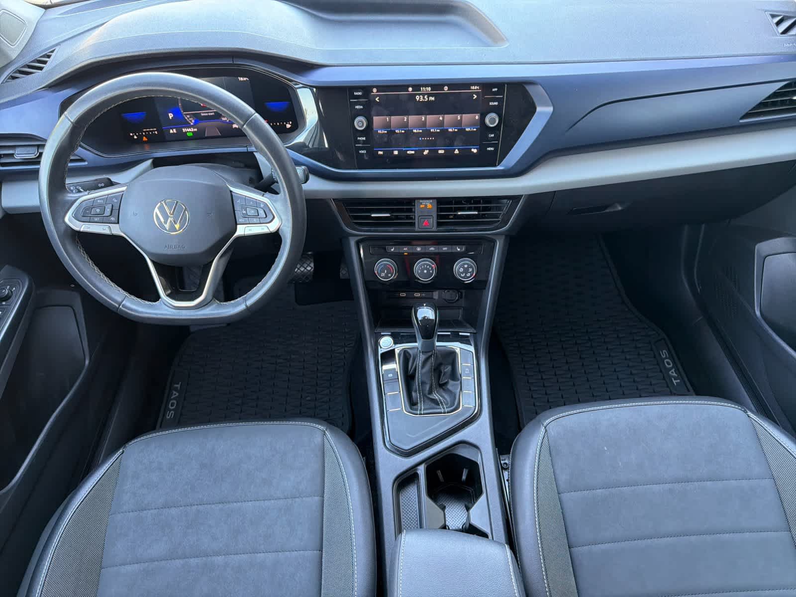 Used 2023 Volkswagen Taos SE w/ Panoramic Sunroof Package FWD image 3