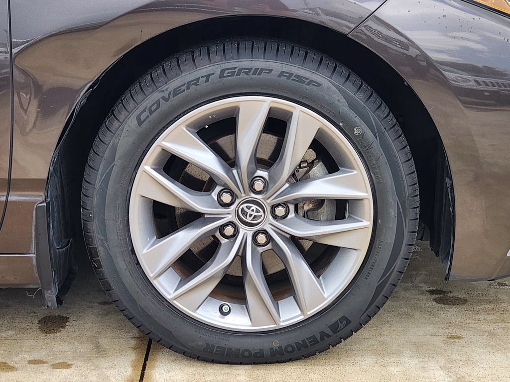 Used 2020 Toyota Avalon XLE w/ Moonroof Package FWD image 12