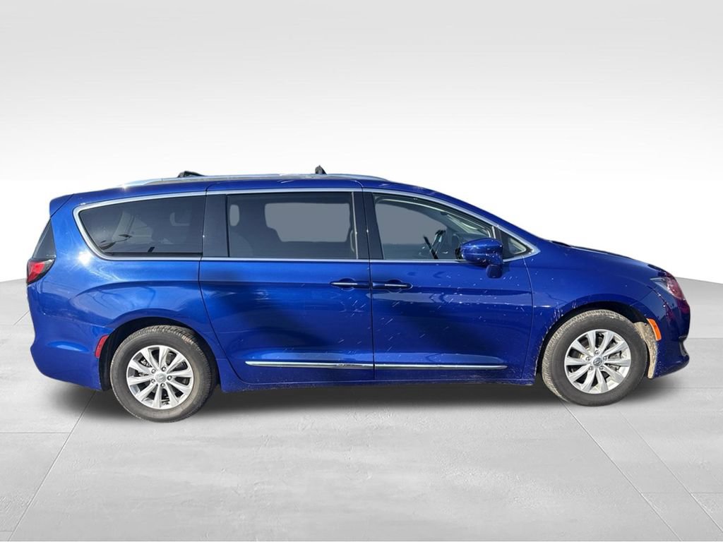 Used 2019 Chrysler Pacifica Touring-L FWD video 2