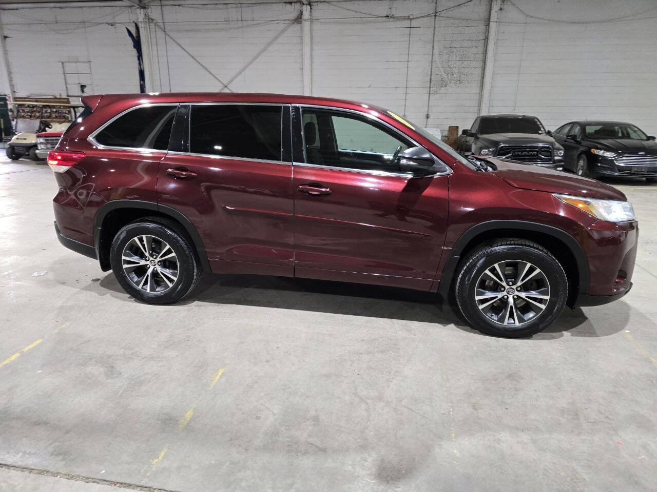 Used 2017 Toyota Highlander LE AWD/4WD image 16