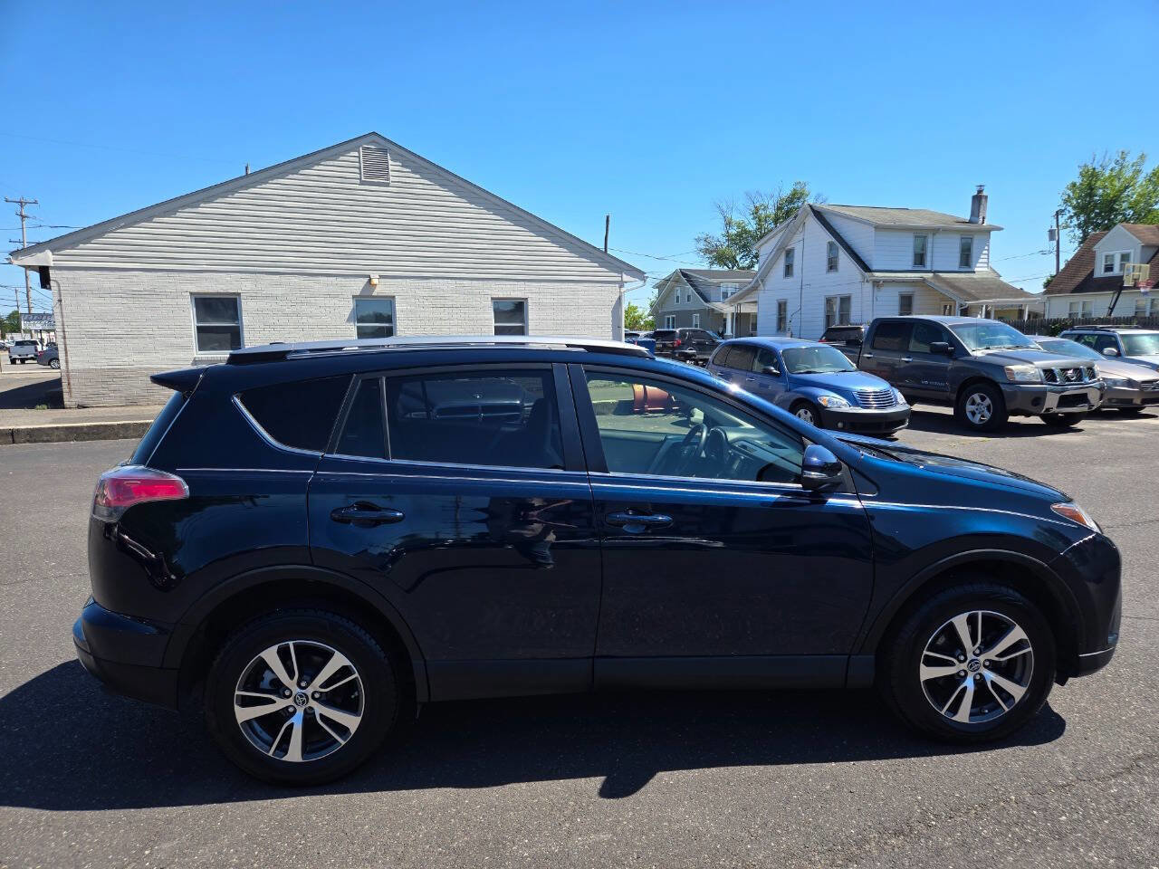 Used 2017 Toyota RAV4 XLE AWD/4WD image 5