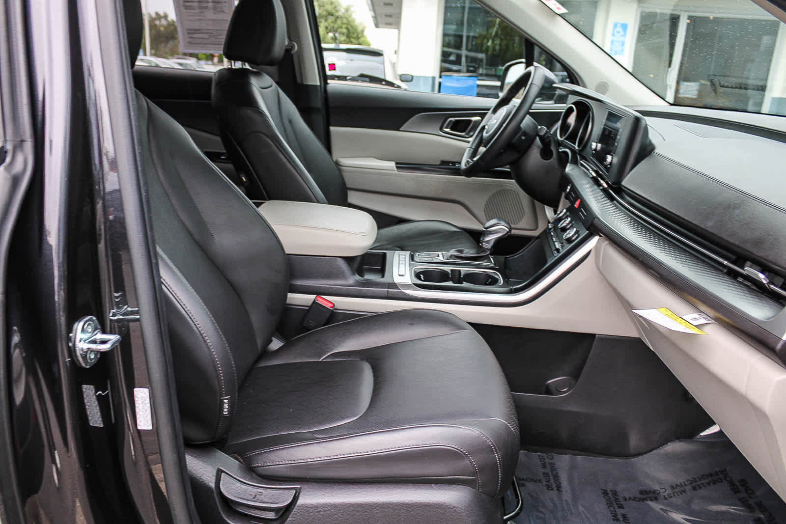 Used 2023 Kia Carnival LX FWD image 16