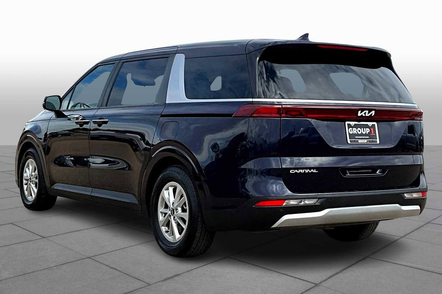 Used 2024 Kia Carnival LX FWD image 11