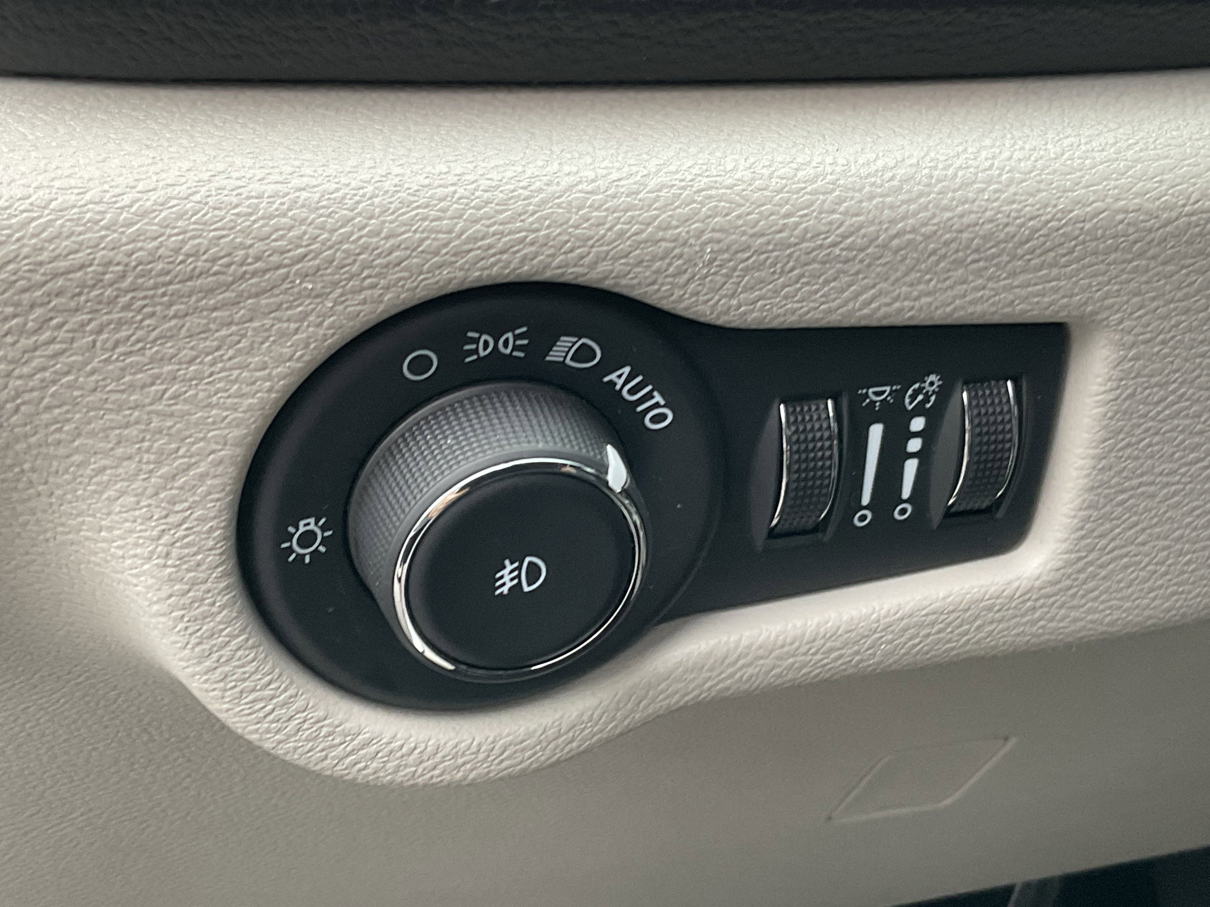 Used 2024 Chrysler Pacifica Select FWD image 30