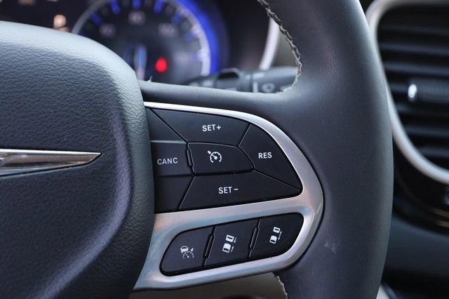 Used 2023 Chrysler Pacifica Touring-L image 14