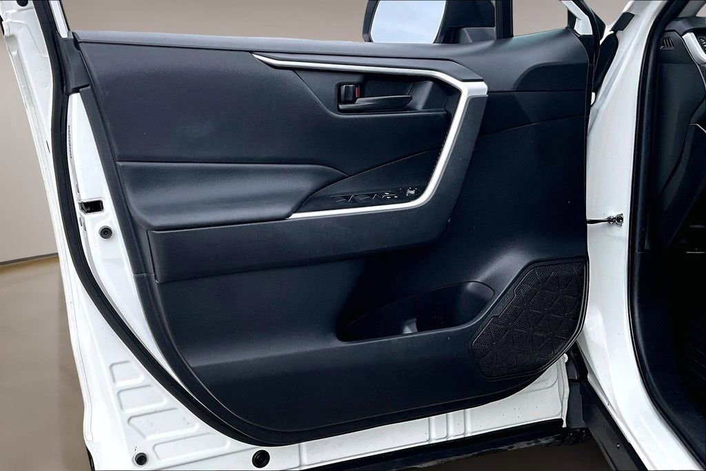 Used 2021 Toyota RAV4 LE image 17