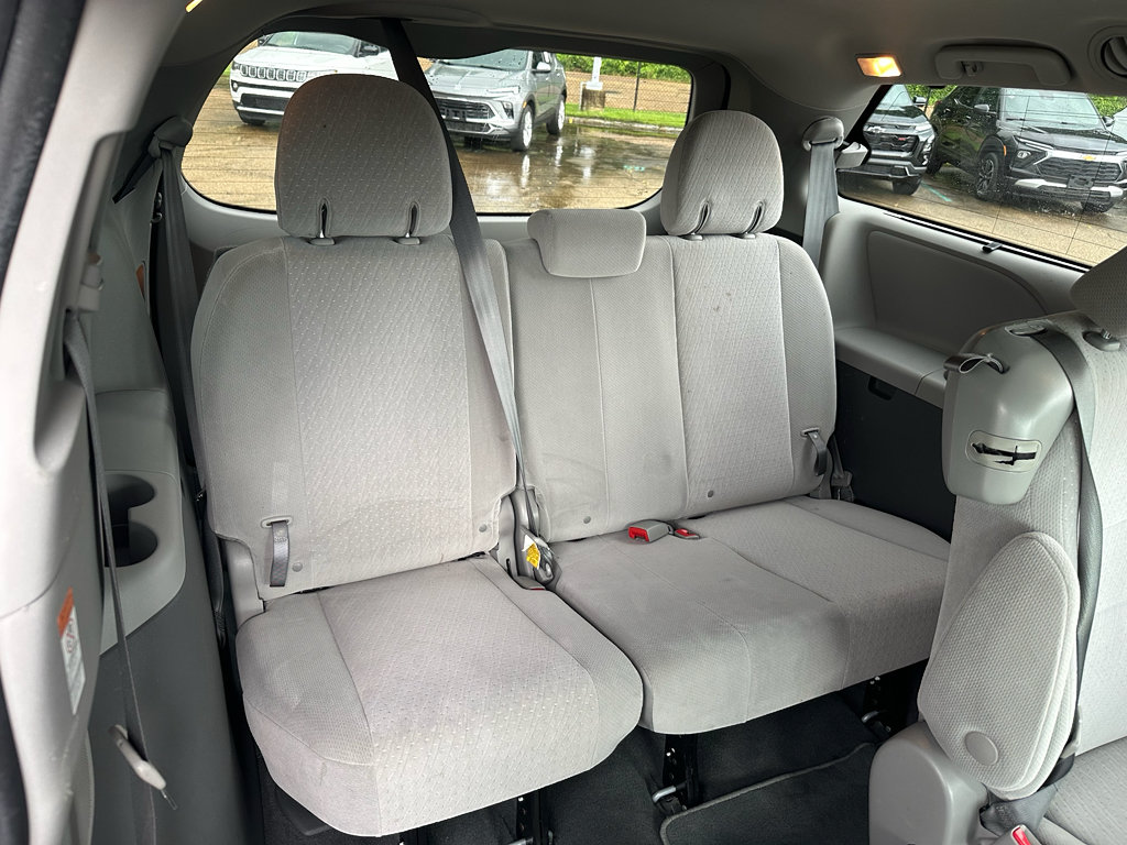 Used 2020 Toyota Sienna LE w/ LE Preferred Package FWD image 26
