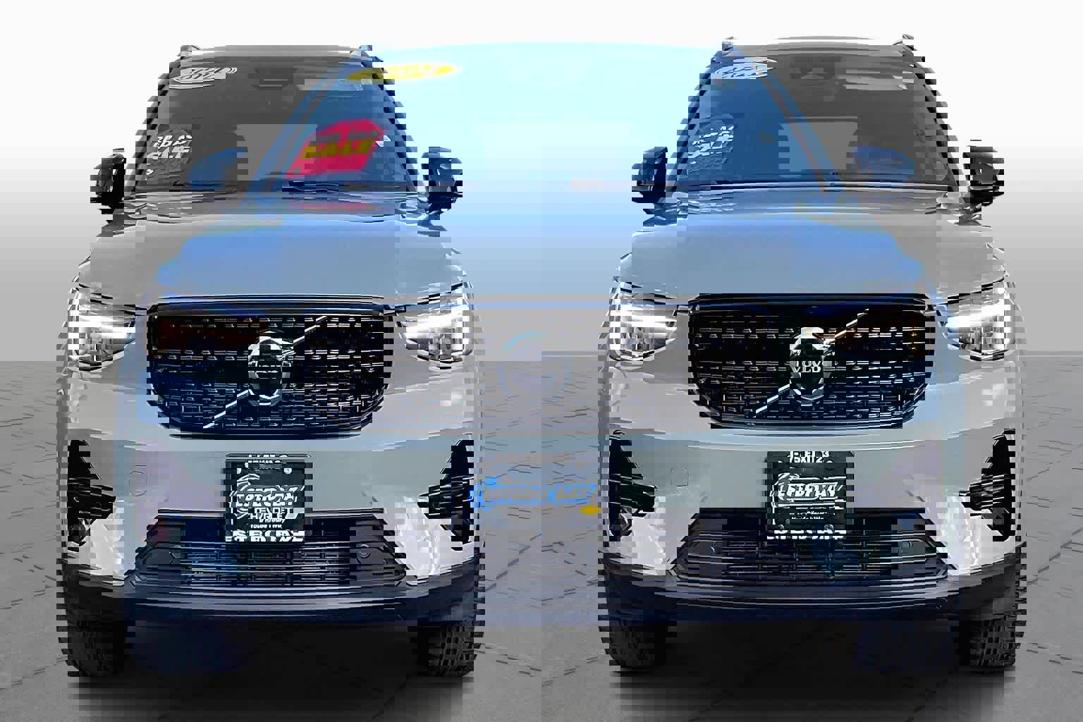 Used 2024 Volvo XC40 B5 Core image 4