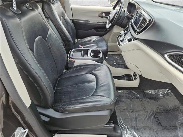 Used 2018 Chrysler Pacifica Touring-L image 19