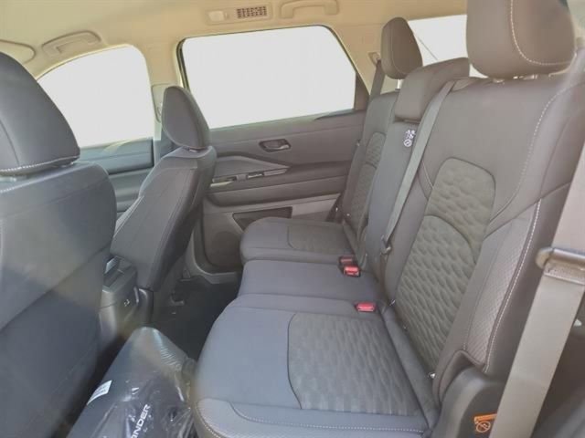 New 2025 Nissan Pathfinder S image 17