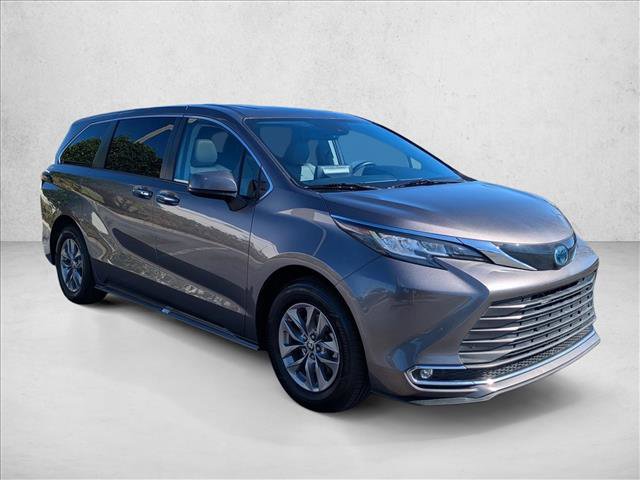 Used 2022 Toyota Sienna XLE image 3