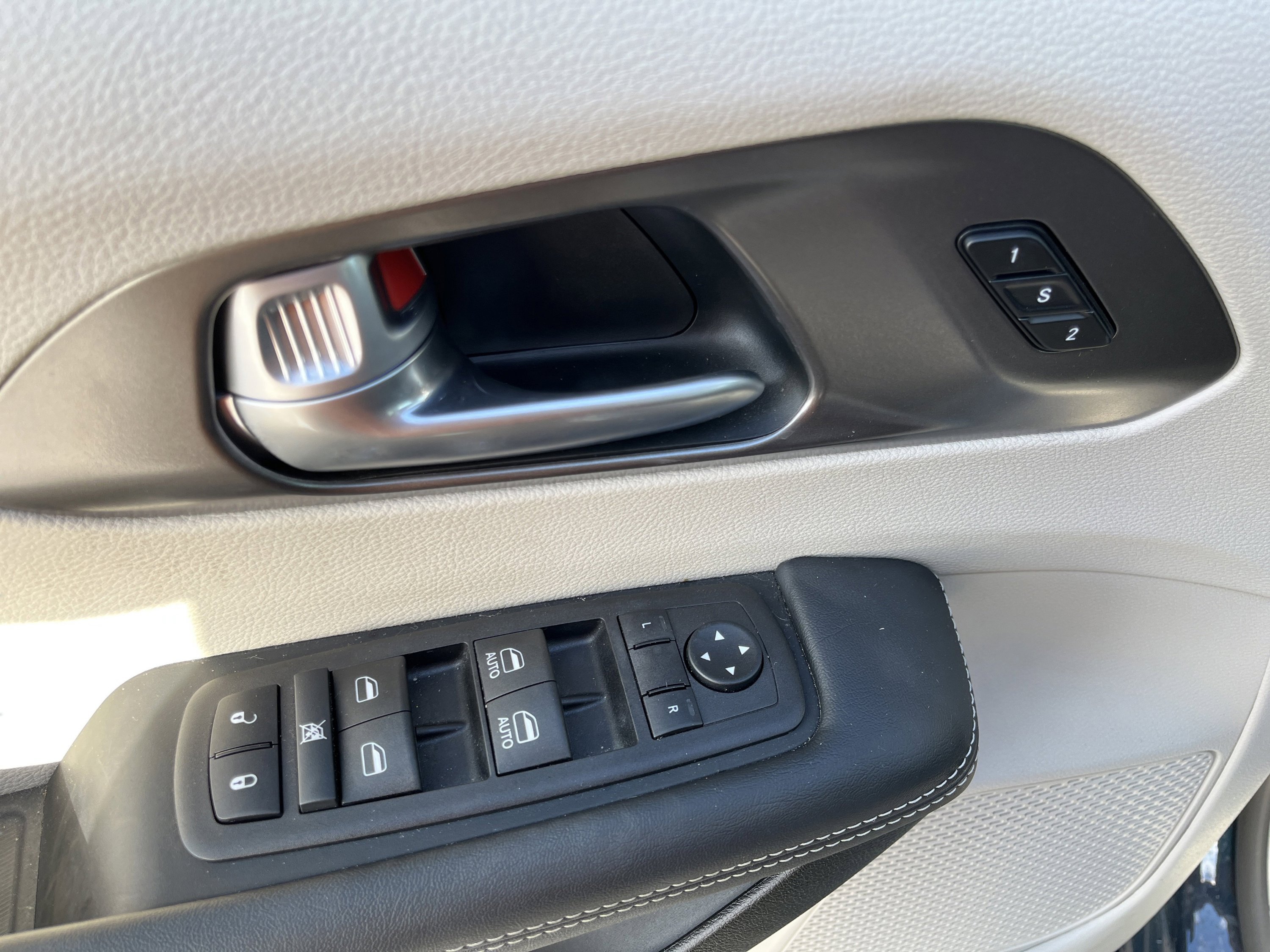 Used 2024 Chrysler Pacifica Touring-L image 17