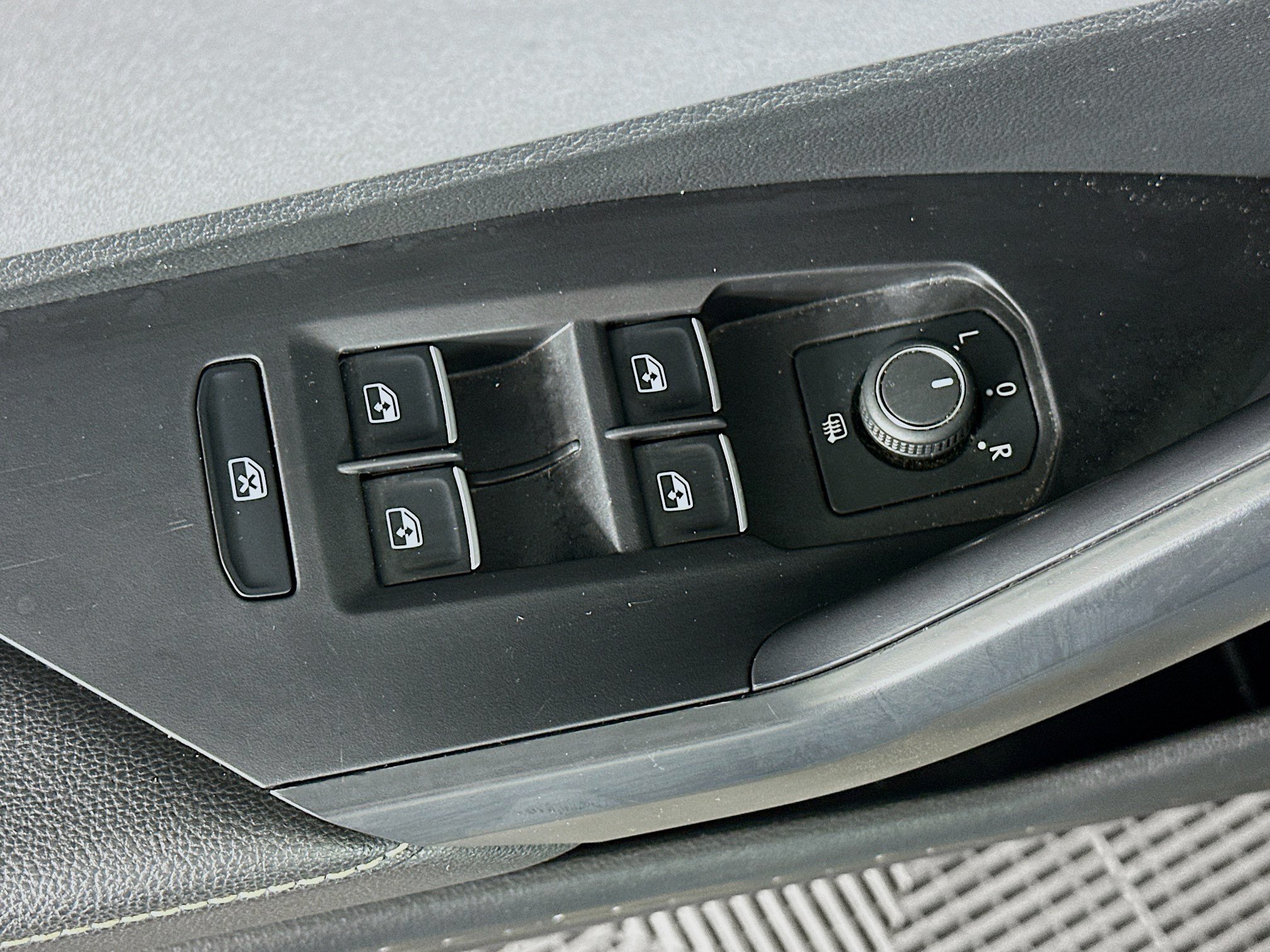 Used 2025 Volkswagen Jetta SE FWD image 15