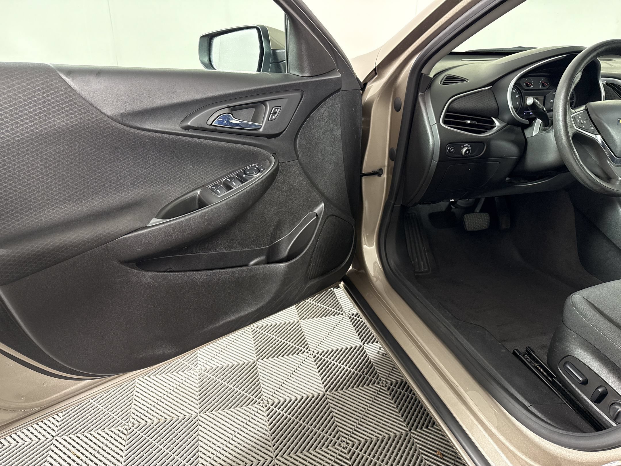 Used 2023 Chevrolet Malibu LT FWD image 5