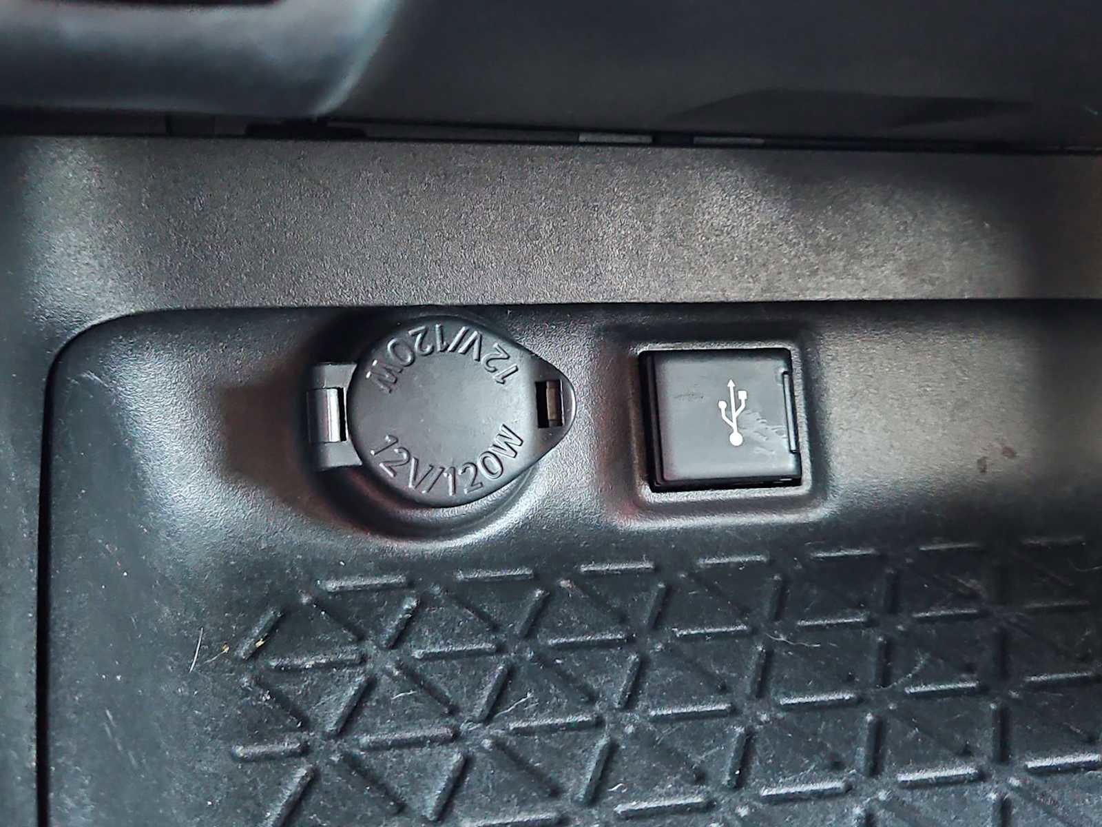 Used 2021 Toyota RAV4 XLE w/ Carpet Mat Package (TMS) image 30