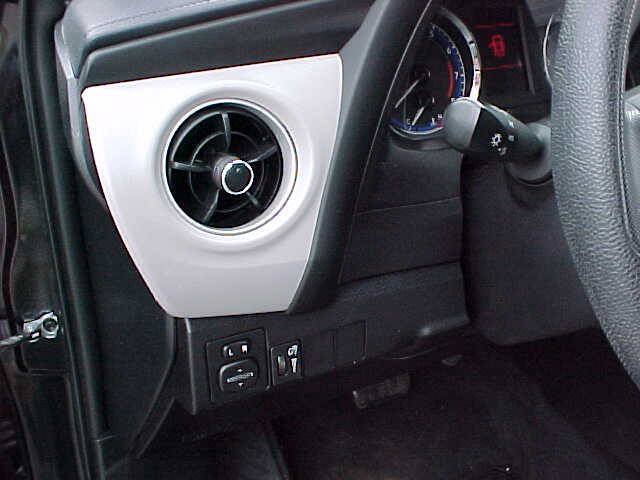 Used 2017 Toyota Corolla LE FWD image 17