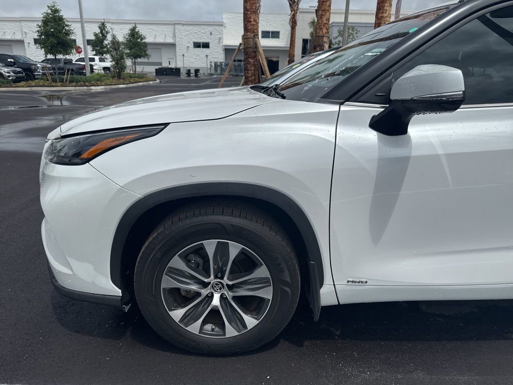 Used 2023 Toyota Highlander XLE AWD/4WD image 7