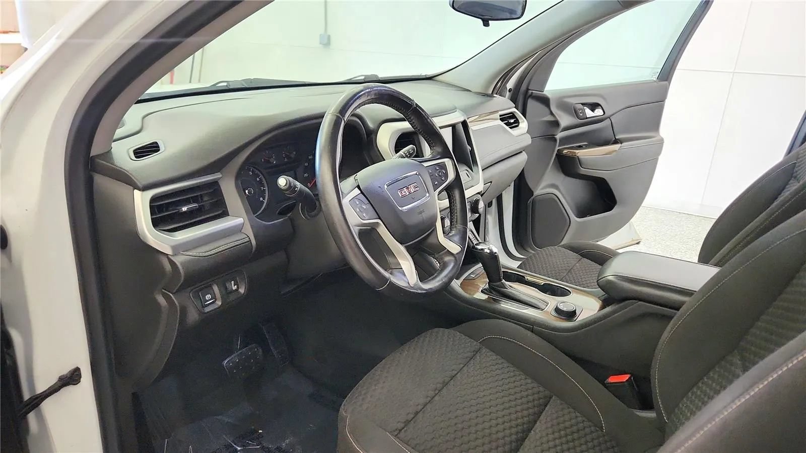 Used 2017 GMC Acadia SLE FWD image 22