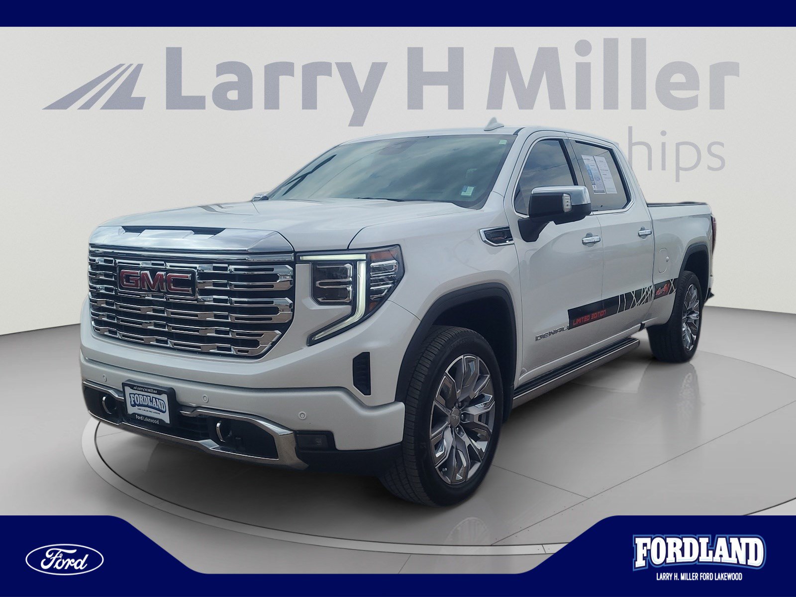 Used 2024 GMC Sierra 1500 Denali w/ Denali Reserve Package AWD/4WD image 1