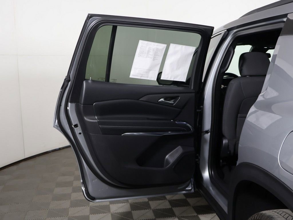 Used 2025 Chevrolet Traverse LT w/ Driver Confidence Package FWD image 22