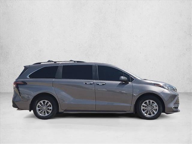 Used 2024 Toyota Sienna XLE FWD image 4