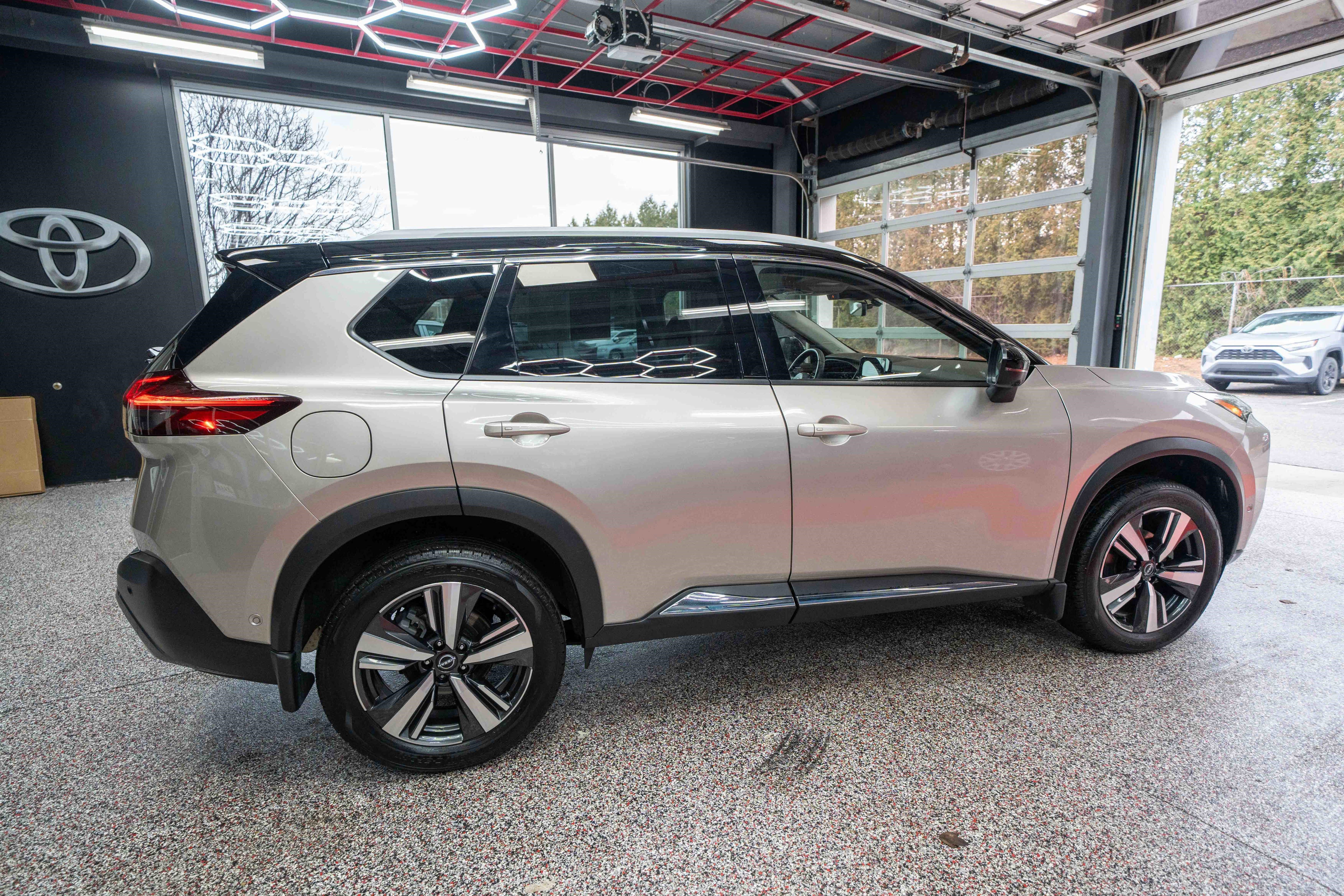 Used 2023 Nissan Rogue SL w/ SL Premium Package image 4