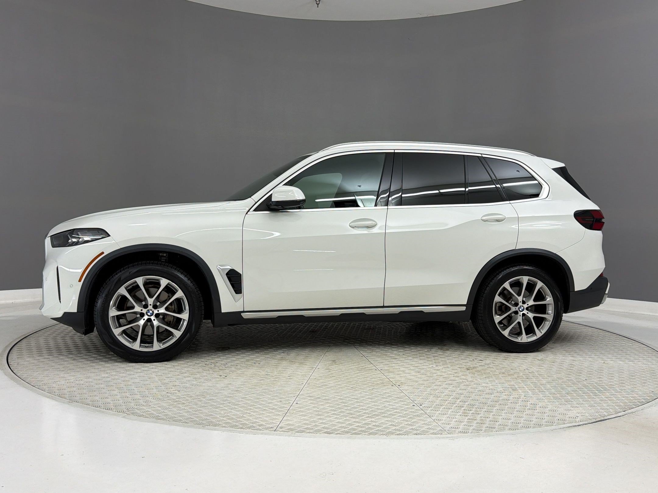 Certified 2024 BMW X5 sDrive40i w/ Parking Assistance Package RWD image 2