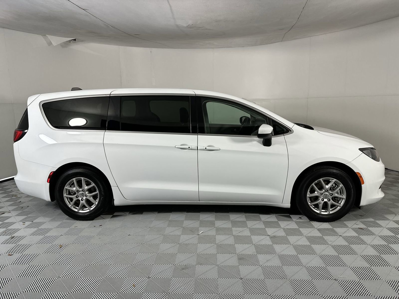 Used 2023 Chrysler Voyager LX FWD image 9