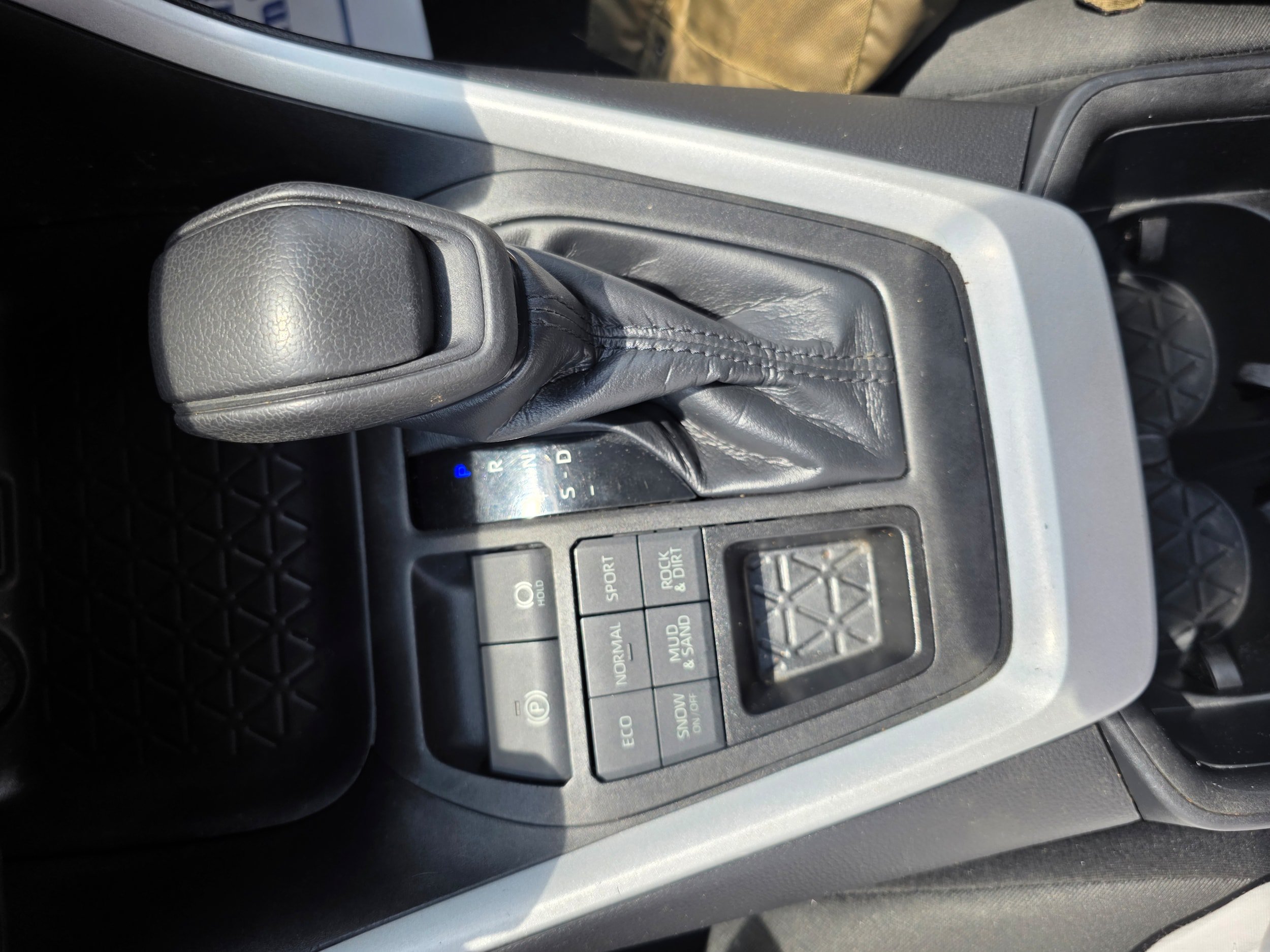 Used 2022 Toyota RAV4 LE w/ Carpet Mat Package (TMS) AWD/4WD image 10