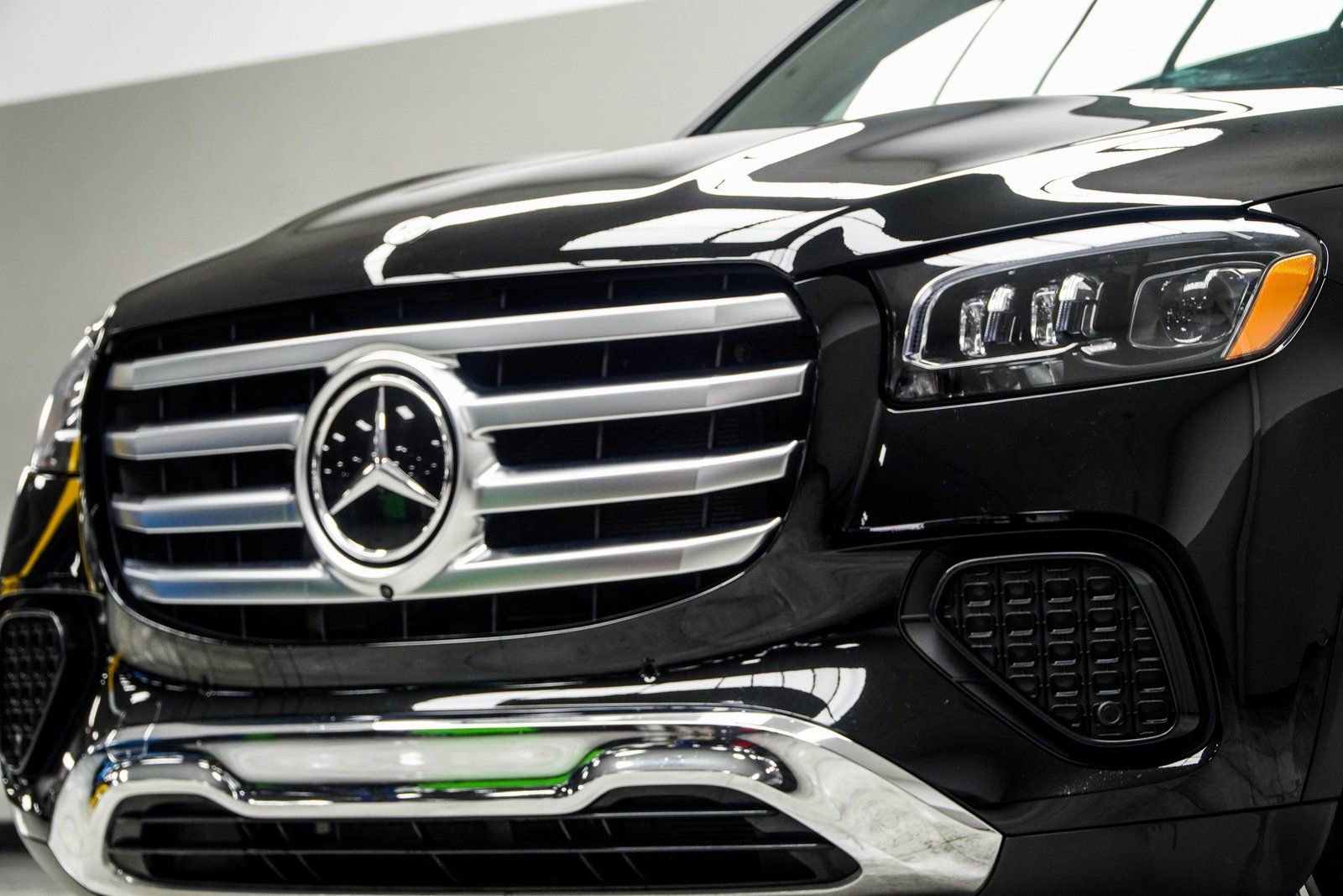Used 2025 Mercedes-Benz GLS 450 4MATIC image 2