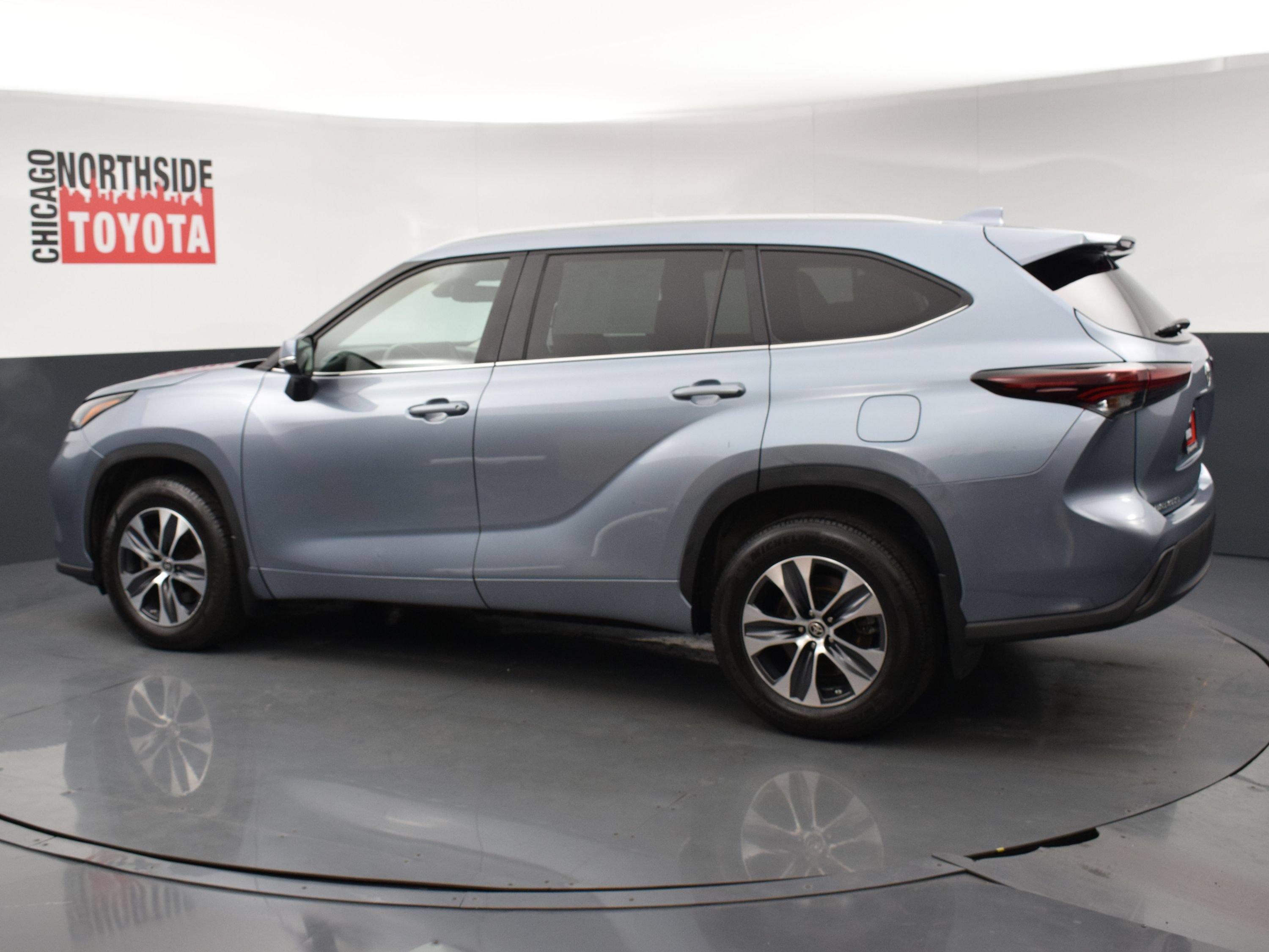 Used 2024 Toyota Highlander XLE AWD/4WD image 2