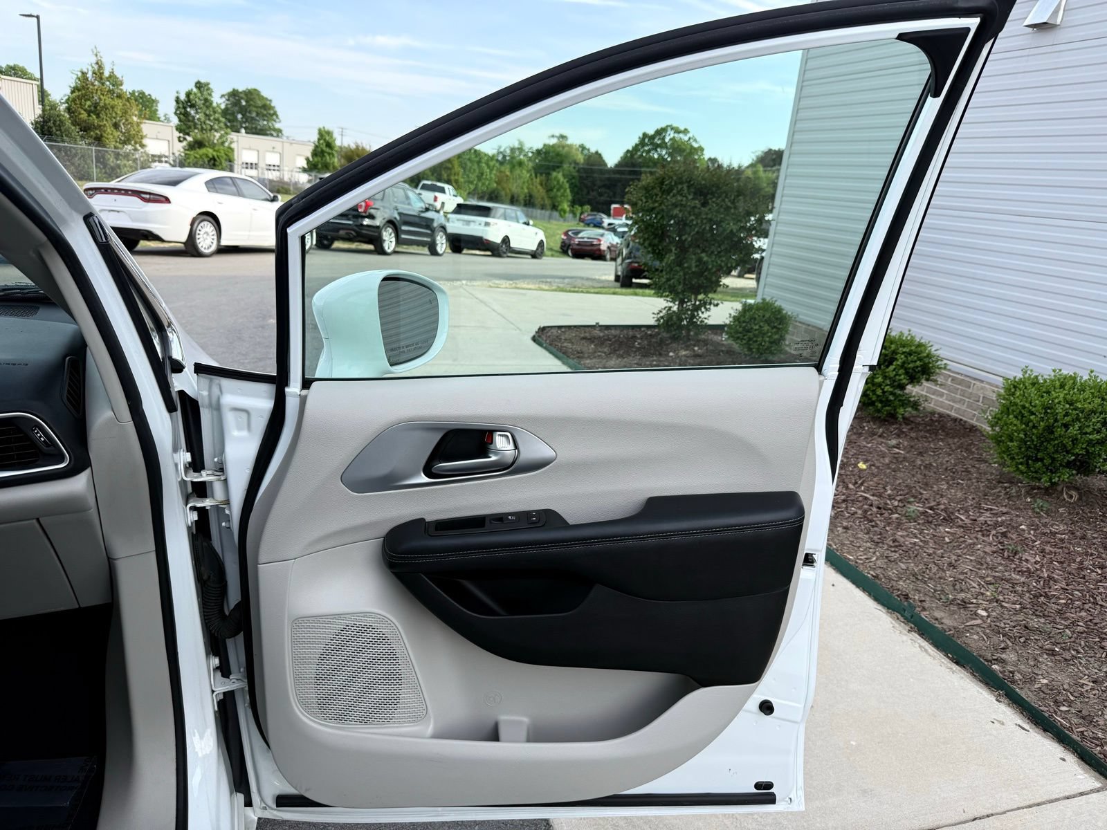 Used 2018 Chrysler Pacifica Touring Plus FWD image 24