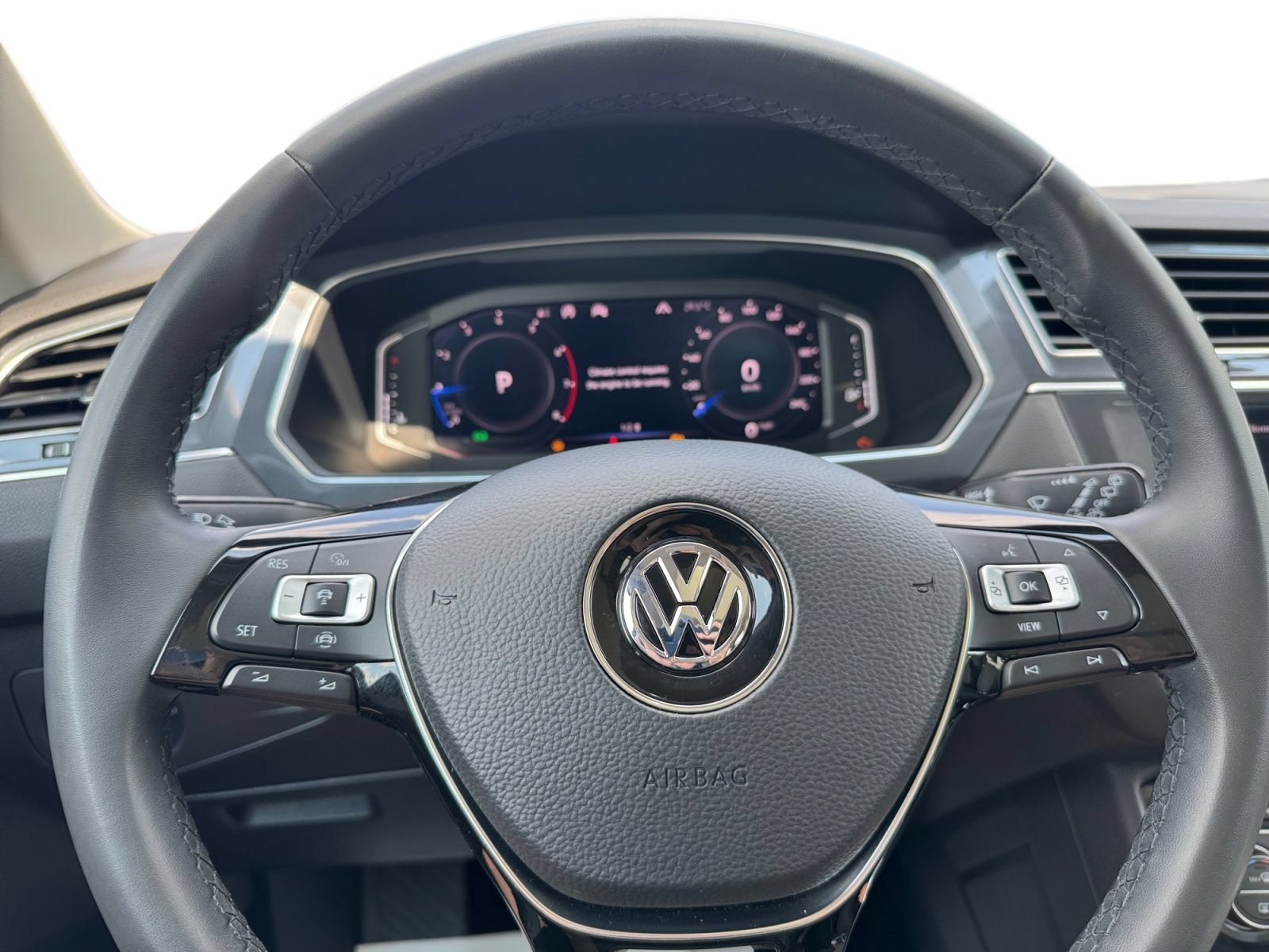 Used 2020 Volkswagen Tiguan SEL AWD/4WD image 18
