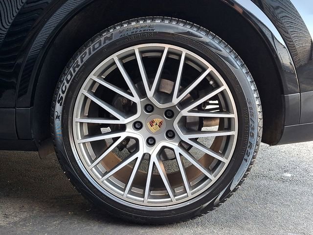 Certified 2023 Porsche Cayenne Platinum Edition image 14
