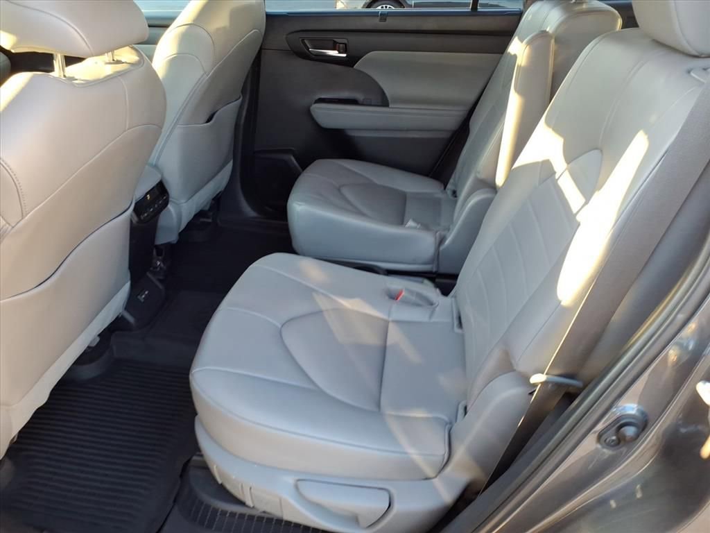 Used 2023 Toyota Highlander XLE image 7