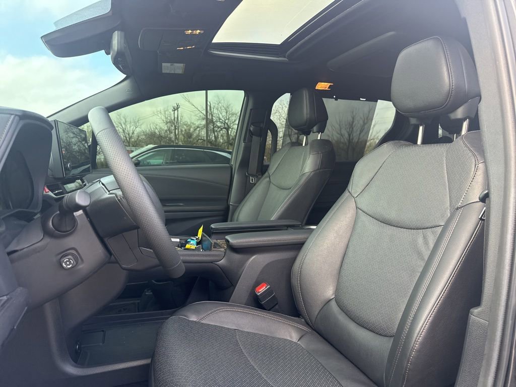 Used 2025 Toyota Sienna Platinum image 17