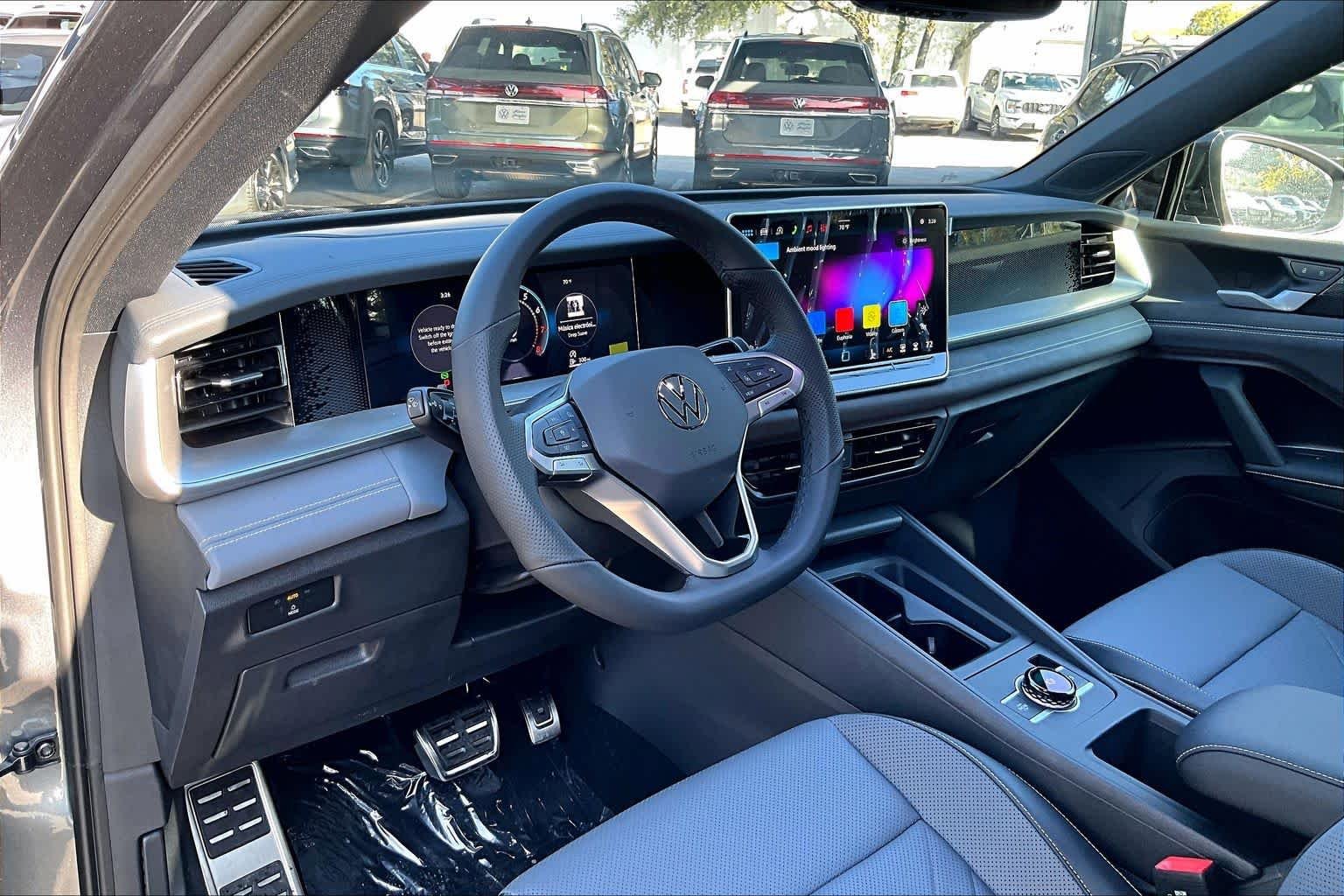 New 2026 Volkswagen Tiguan SE R-Line FWD image 8