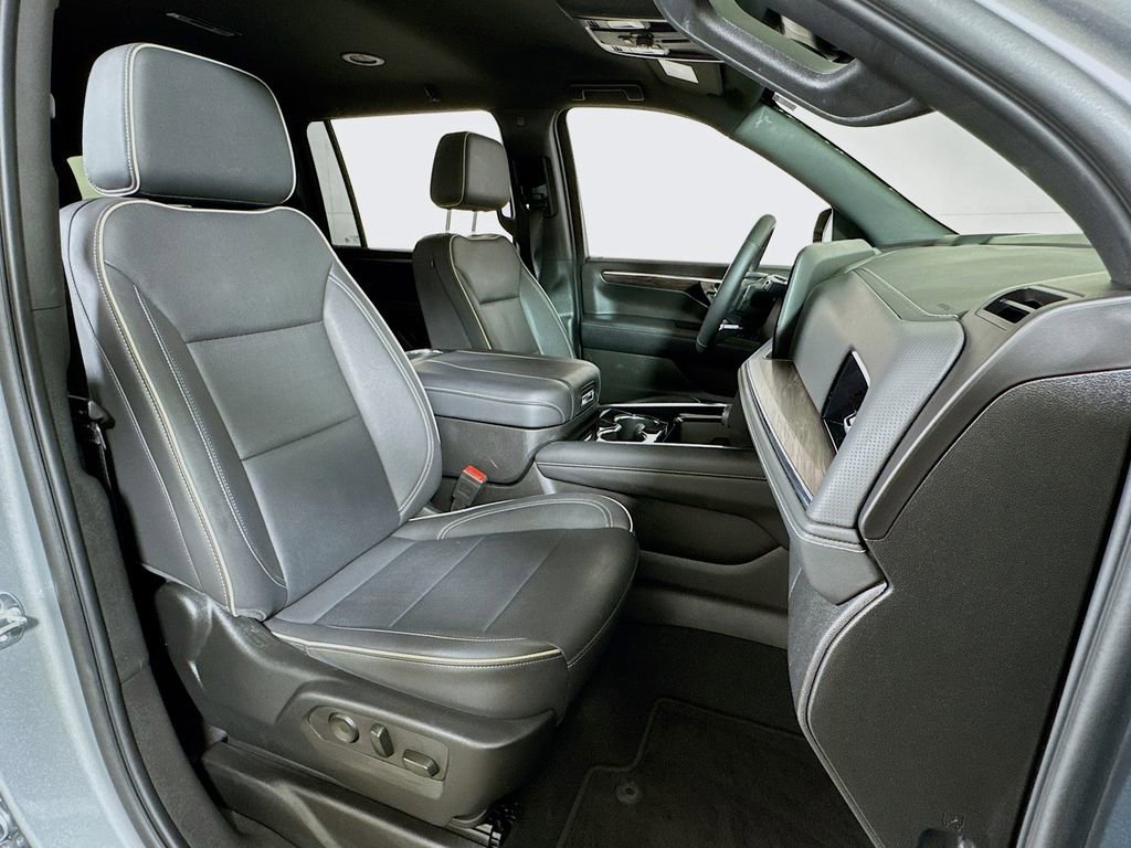 Certified 2025 Chevrolet Suburban Premier image 28